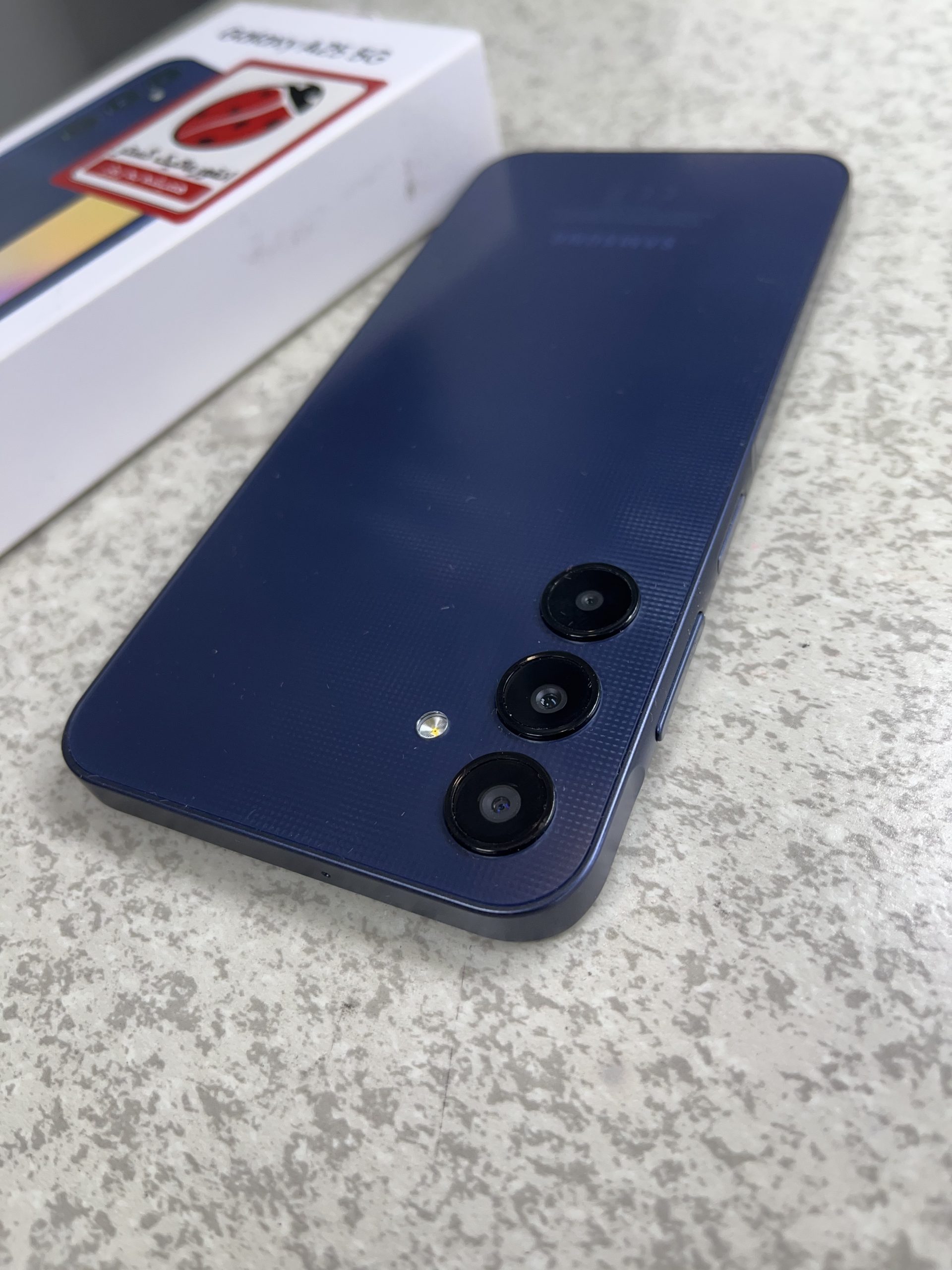 کارکرده-گوشی موبایل سامسونگ مدل Galaxy A25 دو سیم کارت ظرفیت 256 گیگابایت و رم 8 گیگابایت رنگ سرمه ای0